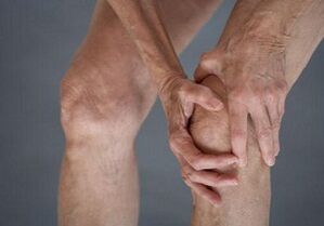 Genoux d'auto-massage avec arthrose