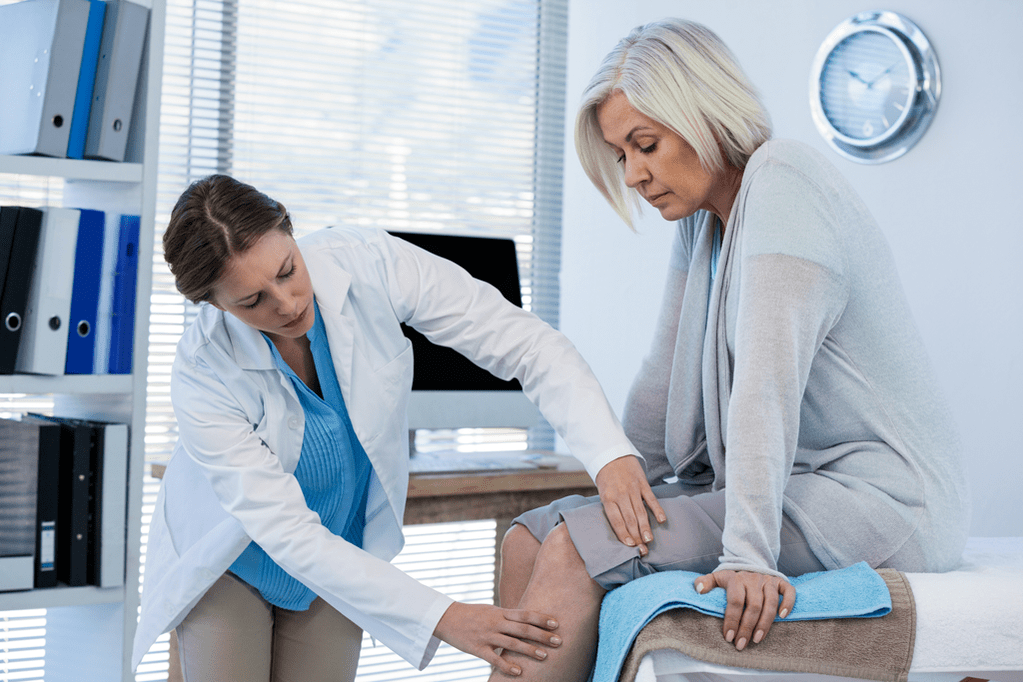 Les patients arthrosiques qui ont besoin d'un traitement sont examinés par un médecin